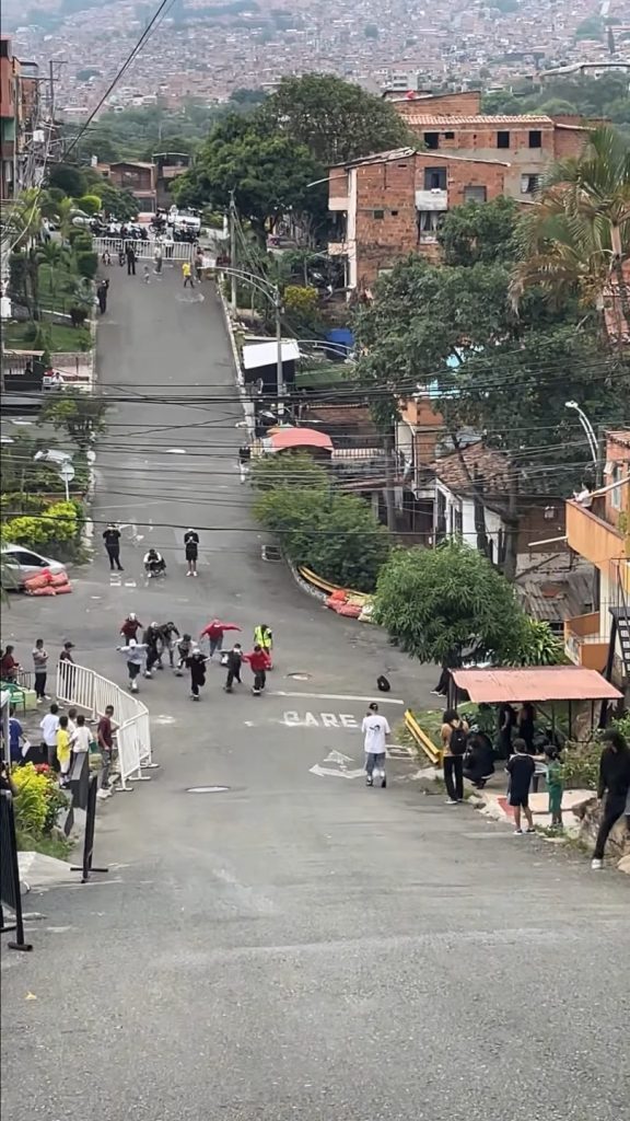 Vista de la loma de Aranjuez, en Medellín, convertida en pista de skate