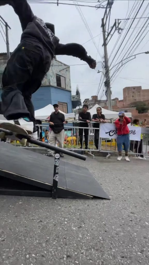 Skater sobre una baranda instalada en la calle durante Diversión en la Loma Vol. 8