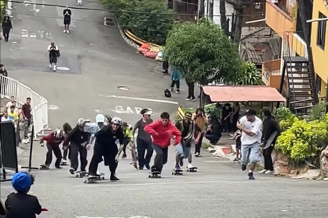 Skaters bajan en grupo por la loma de Aranjuez durante Diversión en la Loma Vol. 8, en Medellín
