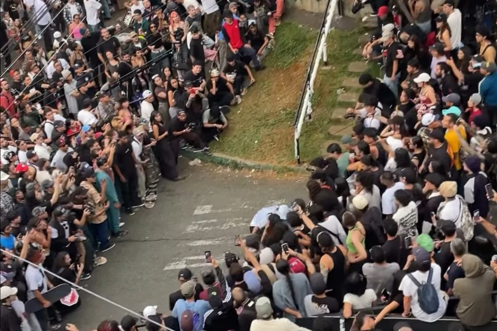 Público a ambos lados de la calle en Diversión en la Loma Vol. 8