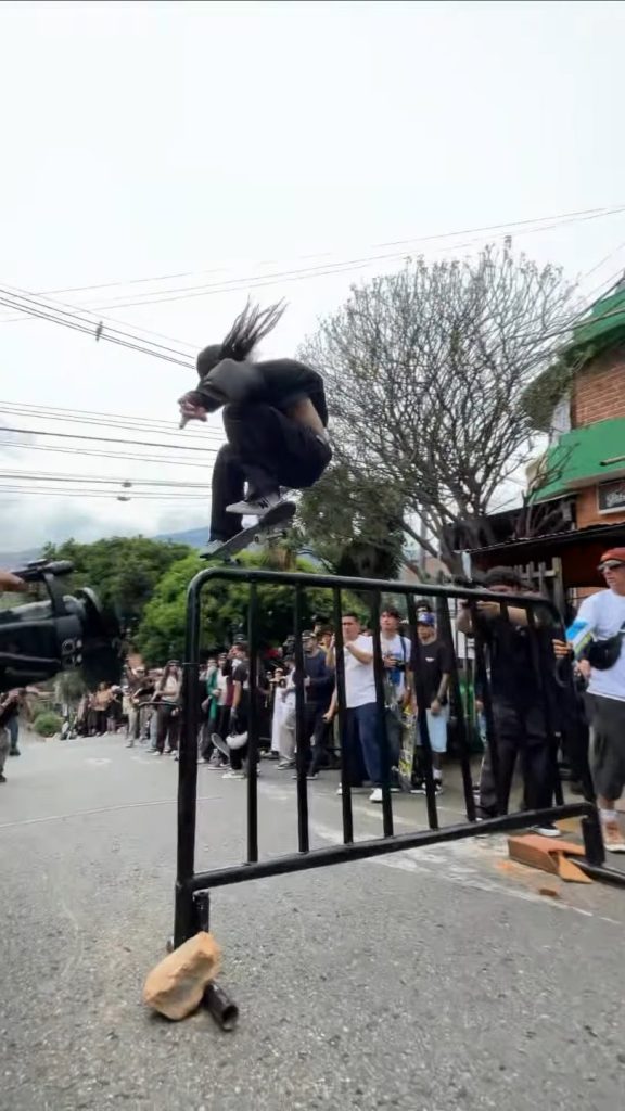 Skater salta una valla en plena calle durante Diversión en la Loma Vol. 8