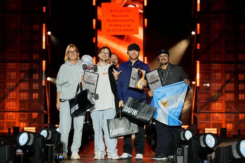 Premiación de la categoría Skateboarding de KARDO 9, con el nombre de ANSP Chile en pantalla